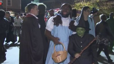 Multitudes celebran Halloween en Salem