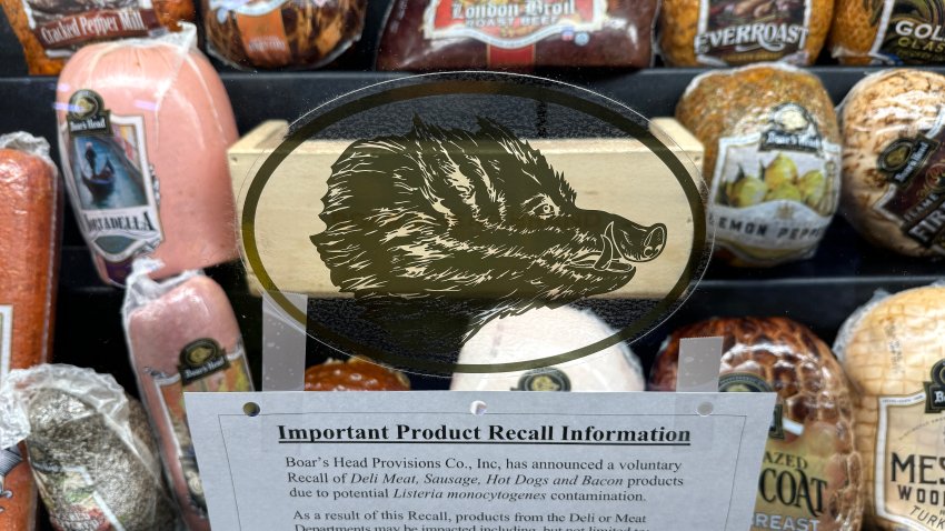 SAN RAFAEL, CALIFORNIA – 31 DE JULIO: Un aviso de retirada se coloca junto a las carnes Boar’s Head que se exhiben en una tienda Safeway el 31 de julio de 2024 en San Rafael, California. Según el Servicio de Inspección y Seguridad Alimentaria del Departamento de Agricultura de EEUU, Boar’s Head ha ampliado su retirada de productos cárnicos listos para el consumo a casi 7 millones de libras adicionales debido a un brote de listeria. (Foto de Justin Sullivan/Getty Images)