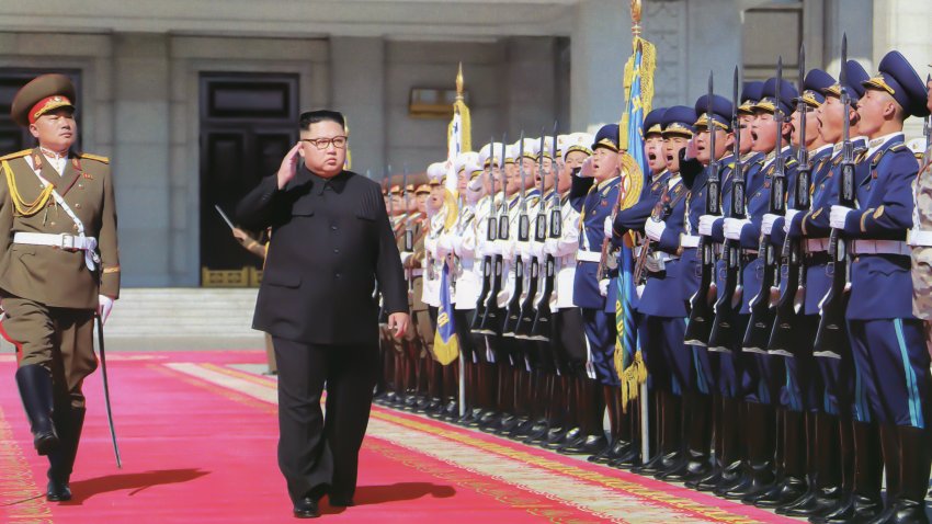 Kim Jong-un inspectant ses troupes avant la parade de l’anniversaire des 70 ans de la cr√©ation de la Cor√©e du Nord √† Pyongyang, le 9 septembre 2018, Cor√©e du Nord. (Photo by API/Gamma-Rapho via Getty Images)