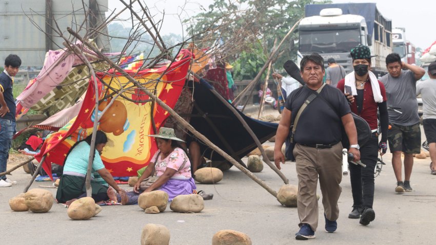 Personas instalan un campamento durante un bloqueo instalado por seguidores del expresidente Evo Morales (2006-2019) este lunes en Puente Ichilo en el límite entre Santa Cruz y Cochabamba (Bolivia). EFE/Juan Carlos Torrejón