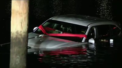 Rescatan a hombre que cayó al agua dentro del auto