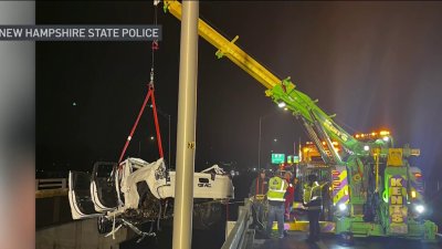 Auto cae en río tras accidente