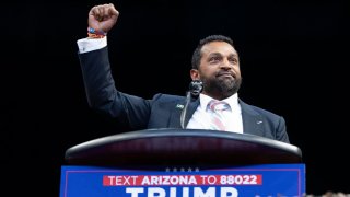 El exjefe de gabinete del secretario de Defensa de los EEUU, Kash Patel durante un mitin de campaña de Donald Trump, en el Findlay Toyota Center el 13 de octubre de 2024 en Prescott Valley, Arizona. (Foto de Rebecca Noble/Getty Images)