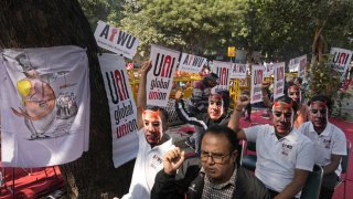 Participantes de una protesta portan máscaras con la imagen del dueño de Amazon, Jeff Bezos, al tiempo que trabajadores de almacén y conductores de entrega se congregaron en la capital, Nueva Delhi, India, para exigir mejores salarios y condiciones laborales, el viernes 29 de noviembre de 2024.