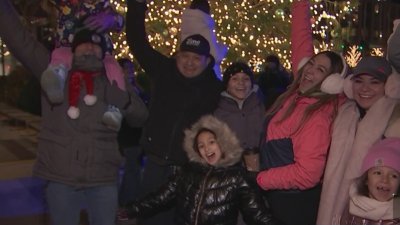 Realizan encendido navideño del Seaport de Boston