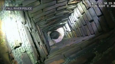 Hombre que huía de la policía queda atrapado en chimenea