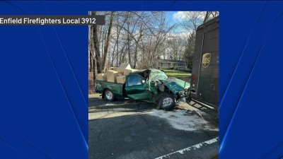 Tres hospitalizados tras choque de auto contra camión de UPS