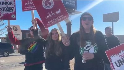 Trabajadores de Starbucks salen a huelga