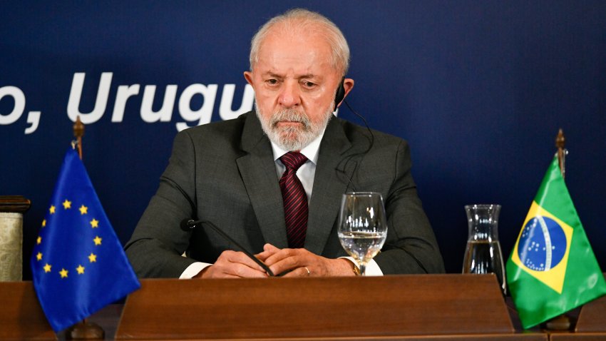 06 December 2024, Uruguay, Montevideo: The President of Brazil, Luiz Inacio Lula da Silva (M), at the Mercosur Summit.