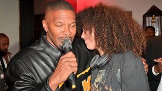 Jamie Foxx y Anelise Foxx asisten a la cena de Jamie Foxx Strong Black Legends // What Had Happened Was... en Mr. Chow el 10 de diciembre de 2024 en Los Ángeles, California.