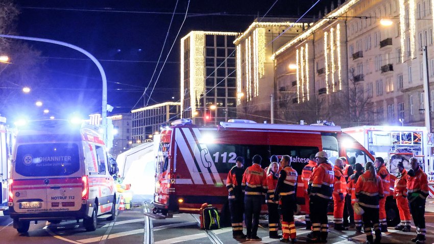 Magdeburg (Germany), 20/12/2024.- Emergency services at the scene after at least one person was killed and dozens injured after a car was driven into a crowd at the Christmas market in Magdeburg, Germany, 20 December 2024. Eyewitnesses told broadcaster MDR that the car drove straight into the crowd at the market in the direction of the town hall. According to a statement by the Magdeburg police on social media a suspect was taken into custody. (Alemania, Magdeburgo) EFE/EPA/FILIP SINGER