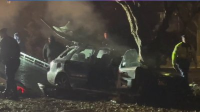 Auto destrozado tras choque en Boston