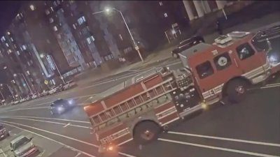 Video del momento en que auto se estrella contra camión de bomberos