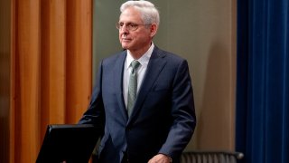 El fiscal general de los Estados Unidos, Merrick Garland, llega a una conferencia de prensa en el Departamento de Justicia el 10 de octubre de 2024 en Washington, DC.