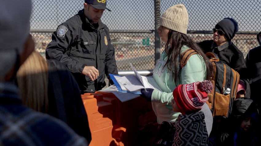 Agentes de la Oficina de Aduanas y Protección Fronteriza de Estados Unidos (CBP, por sus siglas en inglés) registran a los migrantes que buscan asilo en Estados Unidos. (Anna Watts para The Washington Post vía Getty Images)