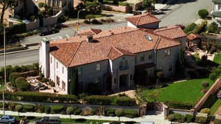 La casa, construida en 1926, tiene vistas espectaculares de la Bahía de San Francisco, el puente Golden Gate y Marin Headlands, según el anuncio de Redfin.