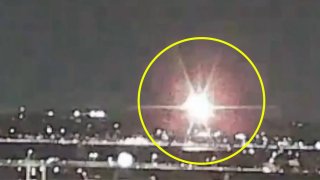 En video quedó captado el momento del accidente entre un avión de American Eagle y un helicóptero del Ejército sobre aguas del río Potomac, en Washington DC.