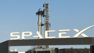 El cohete Starship en la plataforma del complejo Starbase en Boca Chica, Texas.