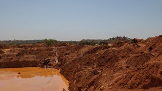 Esta vista aérea tomada el 31 de enero de 2025 muestra una mina de oro artesanal en Danga al día siguiente de que un corrimiento de tierras matara al menos a 10 personas y dejara a muchas otras desaparecidas.