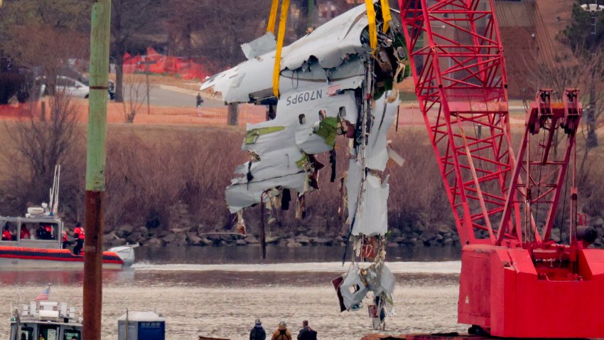 Gran parte del fuselaje del avión siniestrado es retirado del río Potomac durante las tareas de recuperación tras el accidente de American Airlines el 3 de febrero de 2025 en Arlington, Virginia.