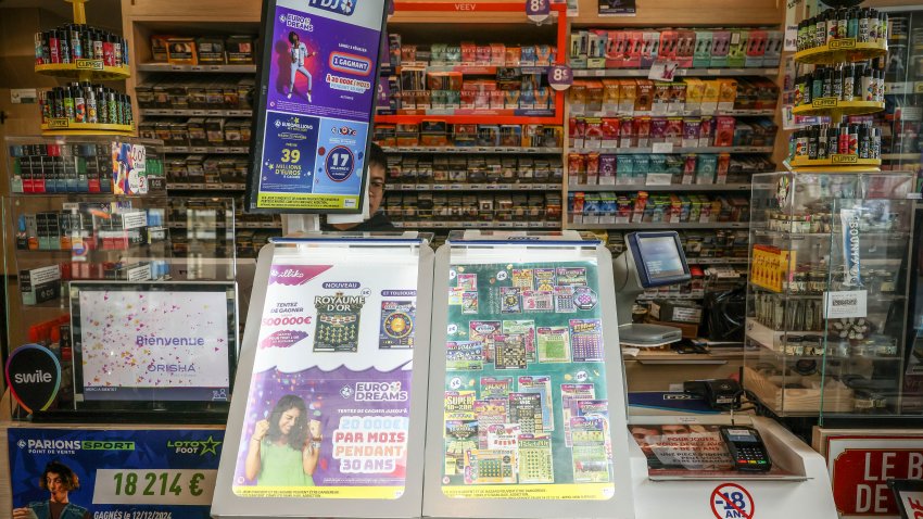 Boletos de lotería son exhibidos en una tienda en París, el sábado 22 de febrero de 2025. (AP Foto/Thomas Padilla)
