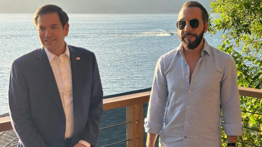 El secretario de Estado de Estados Unidos, Marco Rubio (i), posa junto al presidente de El Salvador, Nayib Bukele, este lunes en El Congo (El Salvador). EFE/ Eduard Ribas