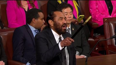 Interrumpen y abuchean a Donald Trump durante su discurso ante el Congreso