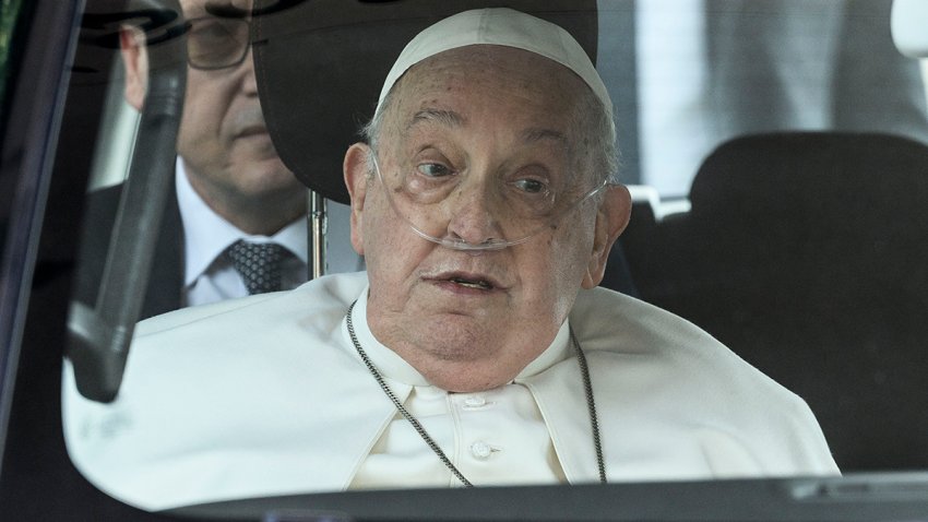 En video: el Papa saluda desde el hospital antes de regresar al Vaticano