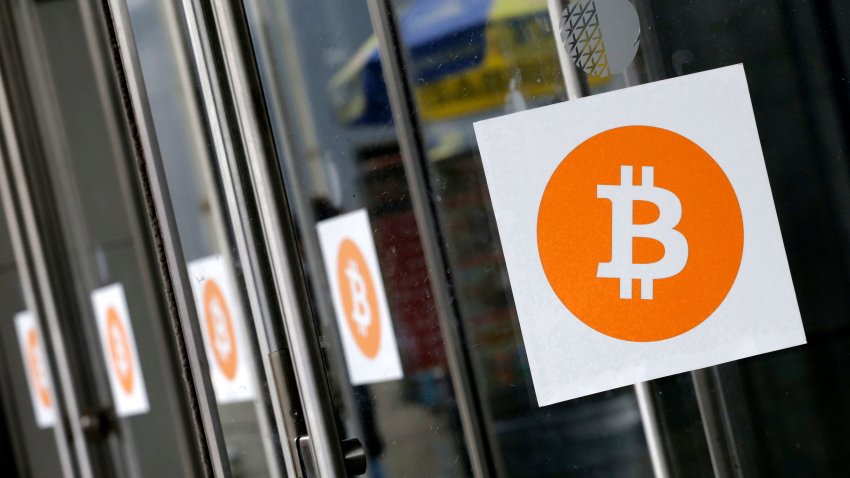 En logo de Bitcoin en una conferencia sobre criptomonedas en Nueva York el 7 de abril del 2014. (AP foto/Mark Lennihan)