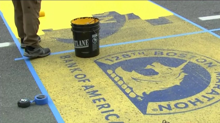 Pintan la línea de salida para el Maratón de Boston