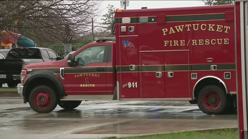 Ocho bomberos fuera del departamento de bomberos en Pawtucket