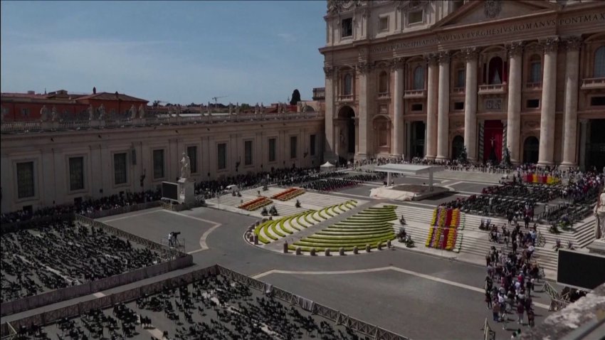 Repican las campanas en la Plaza de San Pedro por la muerte del Papa Francisco