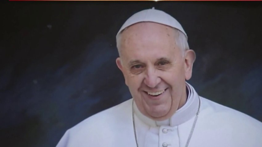 Feligreses hispanos lamentan la muerte del papa Francisco