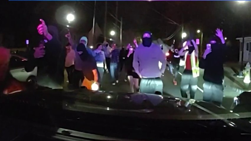 Multitud arremete contra patrulla policial en toma de calle ilegal en CT