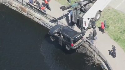 Hallan el cuerpo de un hombre dentro de un auto que cayó al agua en Lowell
