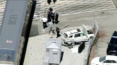 Muere conductora tras choque de SUV con un tren