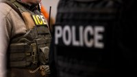 Agentes del Servicio de Inmigración y Control de Aduanas de Estados Unidos (ICE, por sus siglas en inglés), junto con otras fuerzas del orden federales, asisten a una reunión previa a la aplicación de la ley en Chicago, Illinois, Estados Unidos, el domingo 26 de enero de 2025. El presidente Donald Trump ha prometido llevar a cabo el mayor esfuerzo de deportación de la historia de EEUU, prometiendo deportar en última instancia a todos los extranjeros que viven en el país sin permiso. Fotógrafo: Christopher Dilts/Bloomberg vía Getty Images