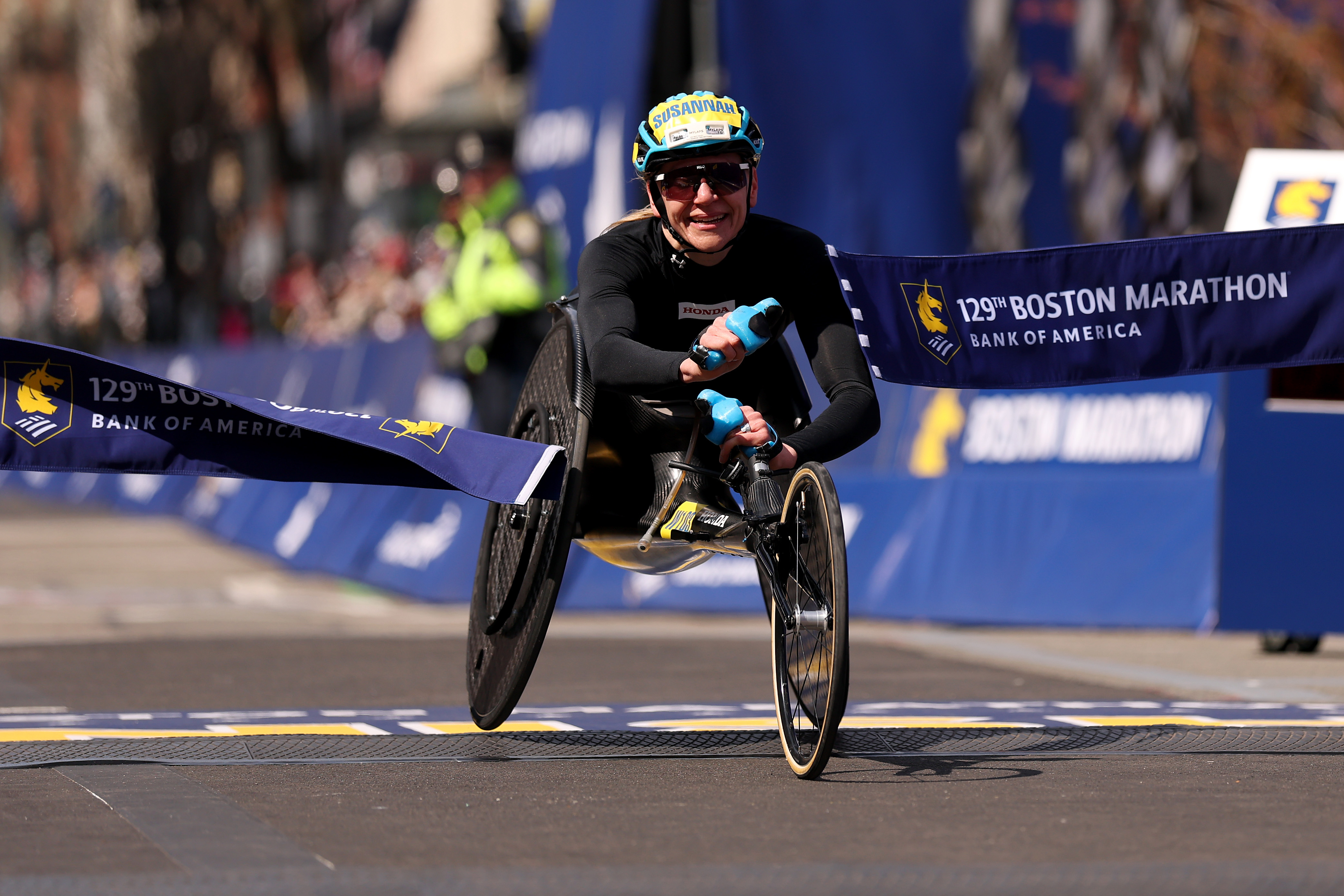 Susannah Scaroni, de Estados Unidos, cruza la línea de meta para ganar la 129ª edición del Maratón de Boston en silla de ruedas femenina el 21 de abril de 2025 en Boston, Massachusetts.