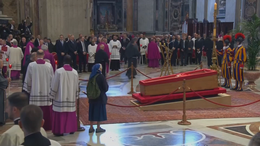 Monja rompe el protocolo para honrar al papa Francisco, su amigo de décadas