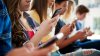 Presidenta del Senado de Mass. busca prohibir celulares en los colegios antes de otoño