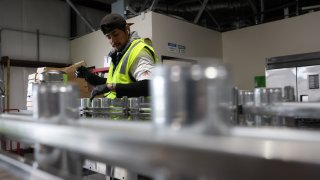 Trabajadores en una planta procesadora en Sacramento, California.