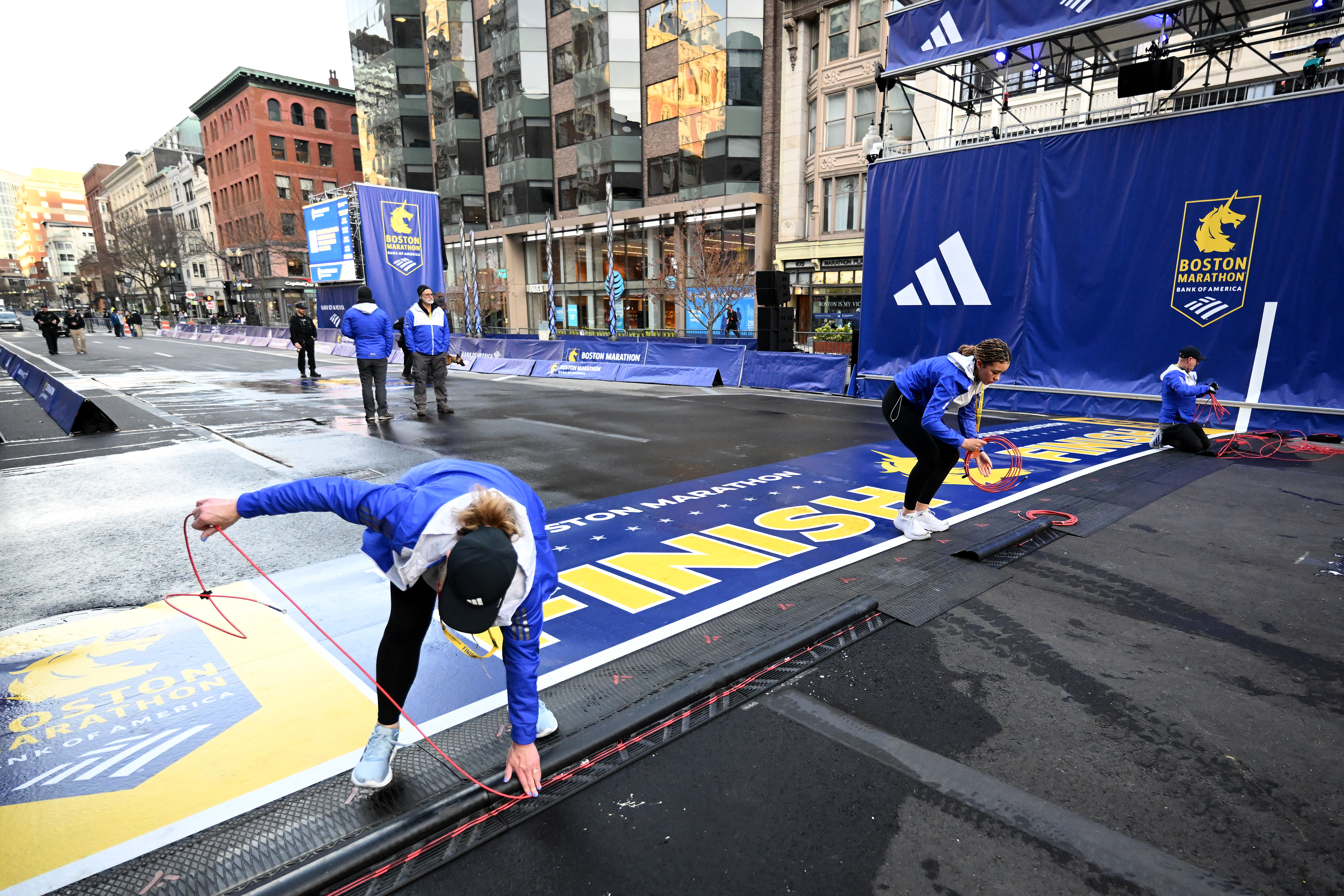 Trabajadores alambran la línea de meta antes del 129º Maratón de Boston el 21 de abril de 2025 en Boston, Massachusetts.