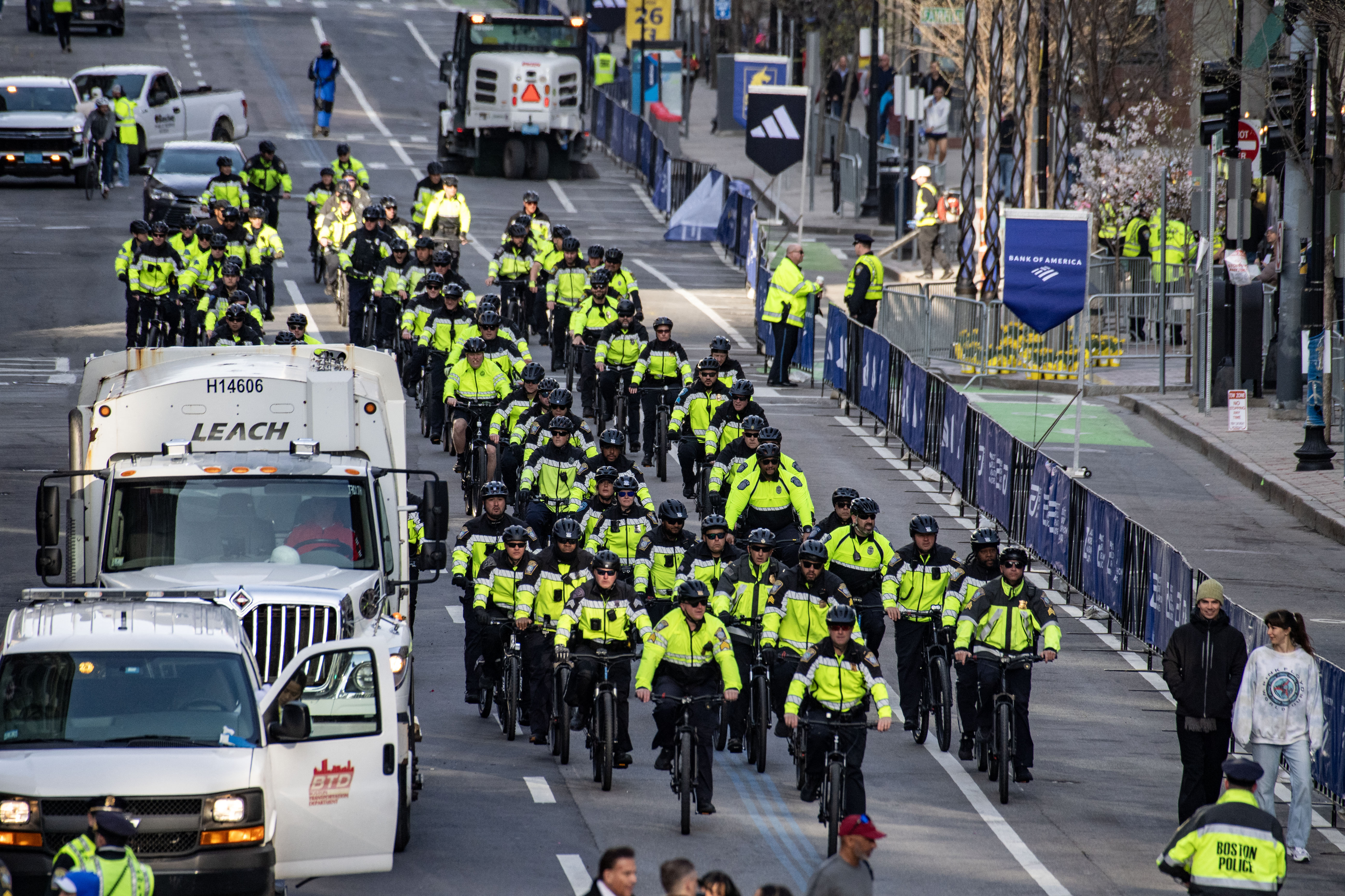 Agentes de policía en bicicleta patrullan la ruta del maratón antes del 129º Maratón de Boston en Boston, Massachusetts, el 21 de abril de 2025. El maratón incluye alrededor de 30,000 atletas de 129 países que corren las 26.2 millas desde Hopkinton hasta Boston, Massachusetts.