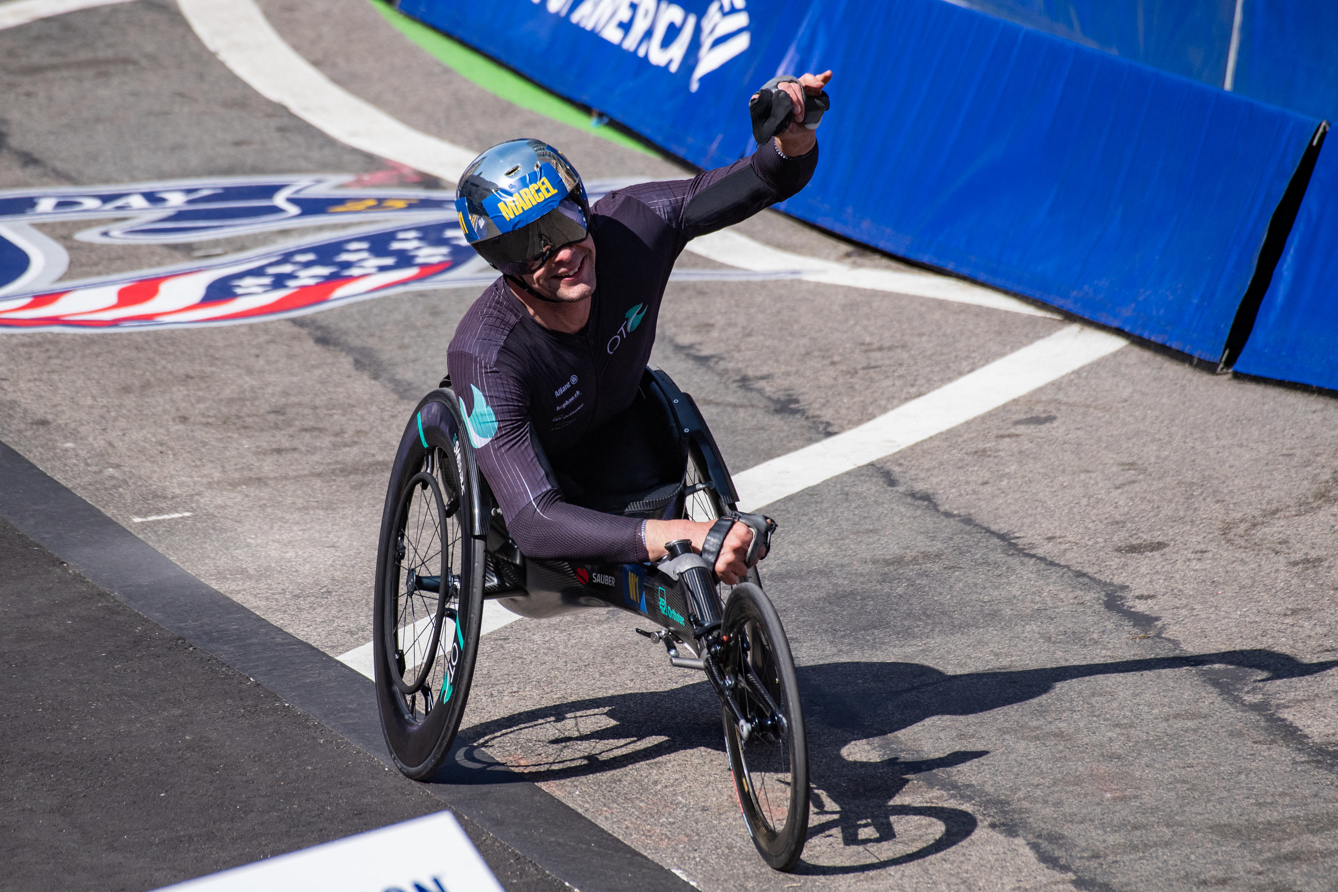 El atleta suizo Marcel Hug cruza la línea de meta al terminar en primer lugar en la división masculina en silla de ruedas durante el 129º Maratón de Boston en Boston, Massachusetts, el 21 de abril de 2025.