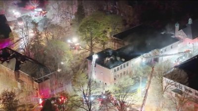Investigan serie de incendios en antiguo campus escolar en Waltham