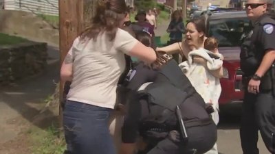 Menor detenida mientras su madre es arrestada por ICE