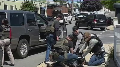 ICE rompe el vidrio de un auto para realizar arresto en Chelsea