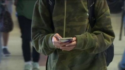 Legisladores buscan exigir política de teléfonos celulares en escuelas de CT