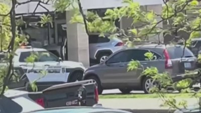 Mujer choca su auto contra edificio gubernamental en New Bedford