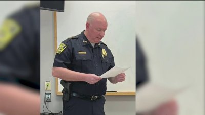 Jefe de policía de baja administrativa tras presuntamente lanzar a mujer contra la pared